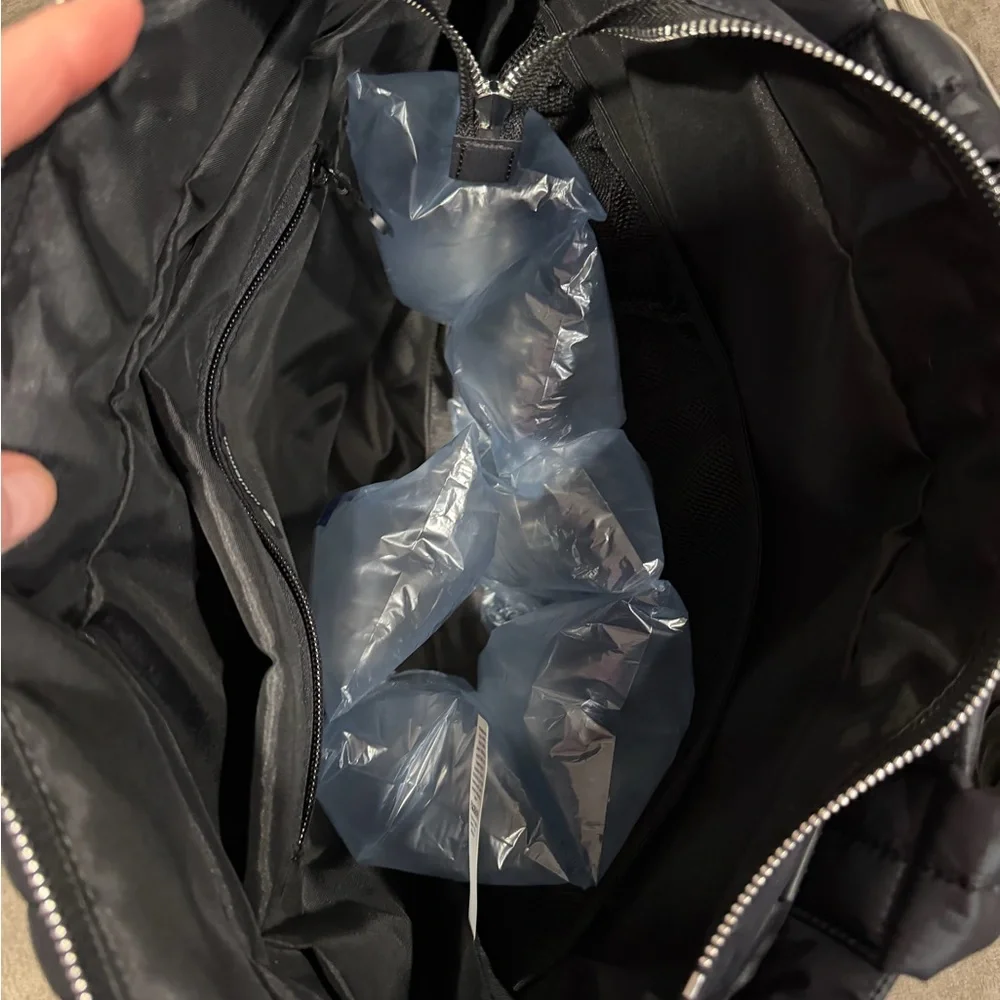lululemon athletica Quilted Grid Tote in black - Picture 3 of 8